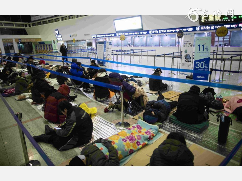 韩国春运火车票开售 民众熬夜打地铺买票 - 图说世界 - 龙腾网